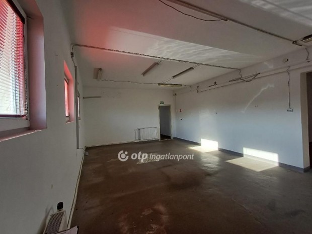 Polgári eladó 204 nm-es raktár