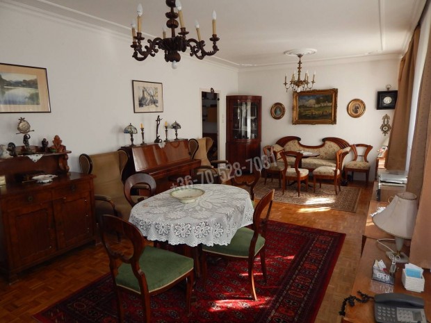 Polg�ri lak�s, j� elrendez�ssel, kis kertre ny�l� loggi�val.