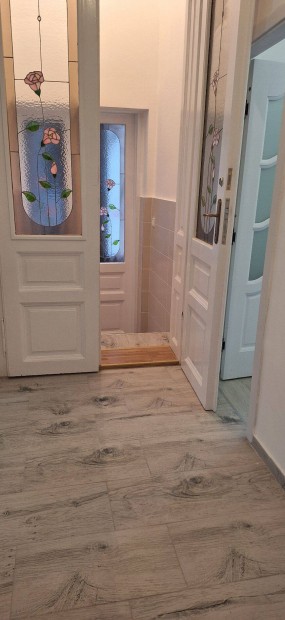 Polg�ri t�pus� fel�j�tott h�zr�sz elad�