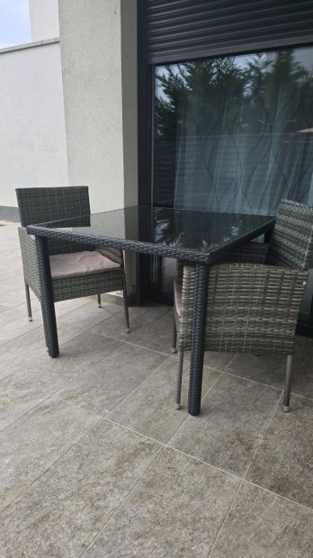 Polyrattan kerti asztal + 2db szk