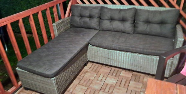 Polyrattan kerti ülőgarnitúra, kanapé szürke párnákkal eladó.