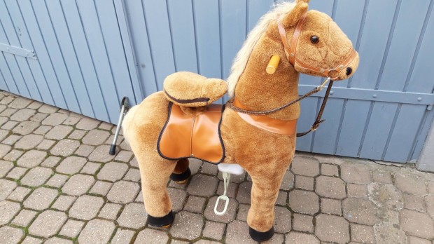 Ponycyle a lavagl gyermek nyeregben lovagol