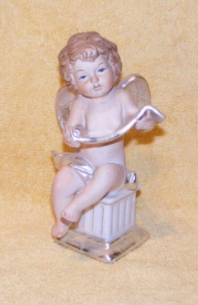 Porceln angyal figura