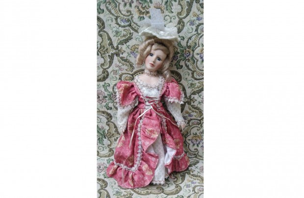 Porcelán fejű baba pompadour kalapban 42 cm / porcelánbaba állványon