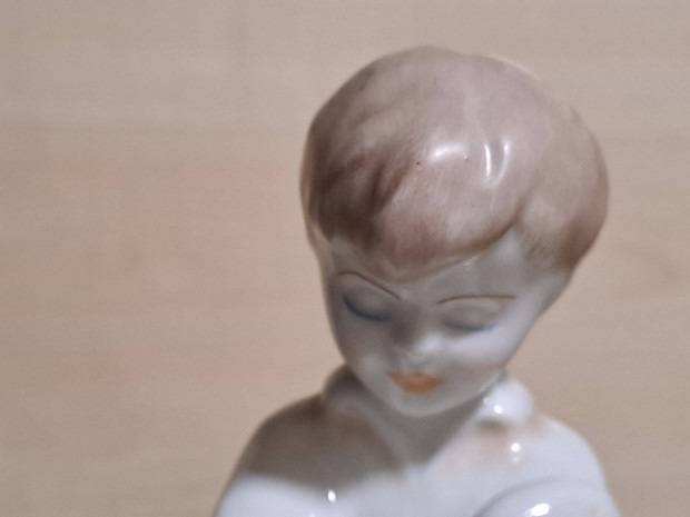 Porceln kislny figura, dsztrgy