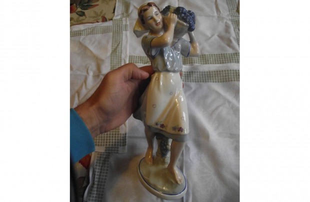 Porcelán szüretelő lány royal dux