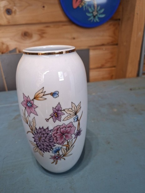 Porcelánok, üveg kosarak, üveg halak.