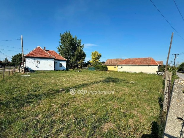 Poroszl�i 569 nm-es telek elad�