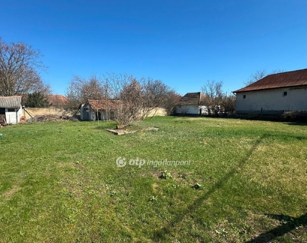 Poroszl�i 700 nm-es telek elad�