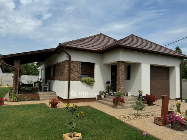 Poroszl�i 99 nm-es h�z elad�