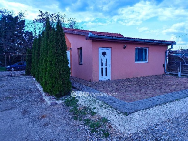 Poroszl�i elad� 50 nm-es h�z