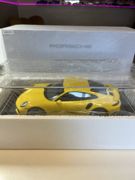 Porsche 911 992 Turbo S  1:18 Spark 