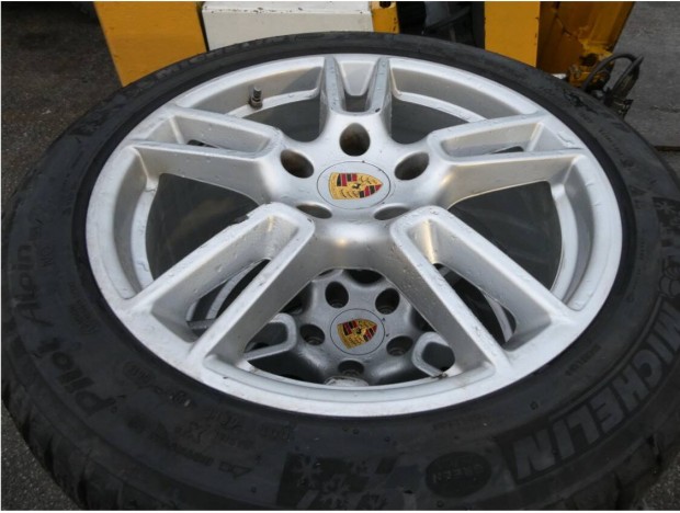 Porsche alufelni t�ligumival