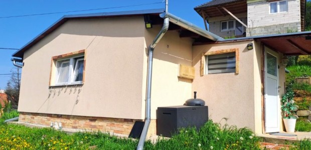 Postavölgyben örökpanorámás újszerű ház
