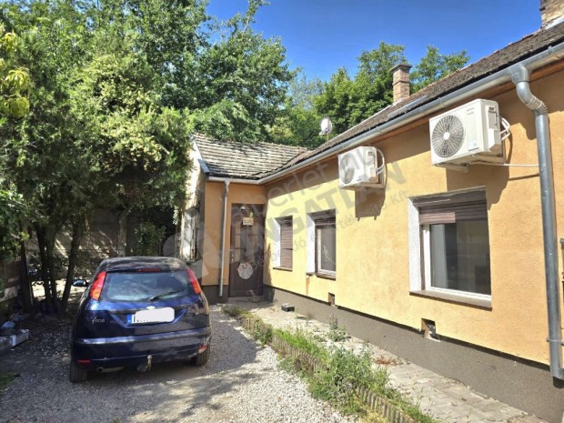 Posztógyár utcában kiadó földszinti, kertkapcsolatos