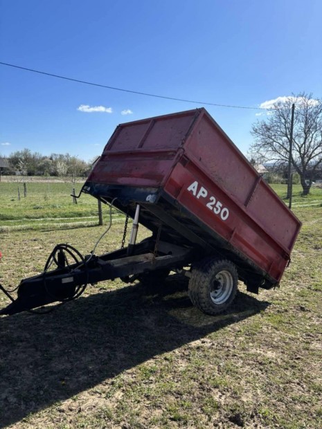 Pótkocsi AP250 traktorhoz