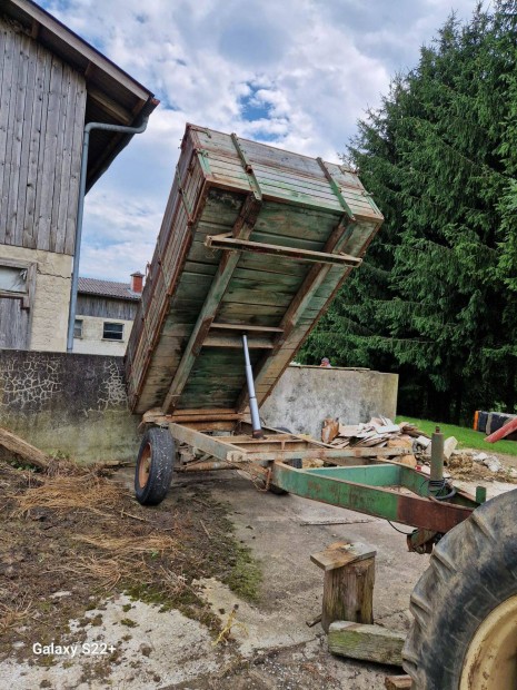 Pótkocsi, traktorhoz, 3 oldalra billenő platós, osztrák gyártmányú