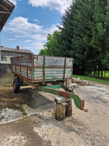 Pótkocsi, traktorhoz, billenő platós, osztrák gyártmányú