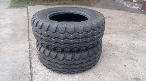 Pótkocsi,bálázó,trágyaszóró,traktor új gumi 2 db