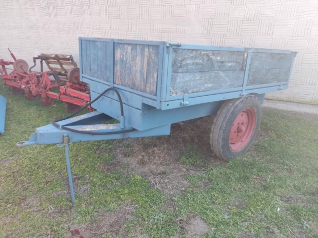 Pótkocsi billenő platós (hátra billent)