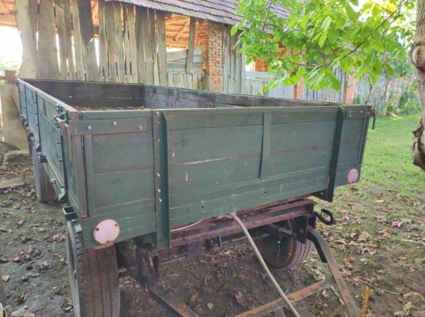 P�tkocsi fixes k�t tengelyes