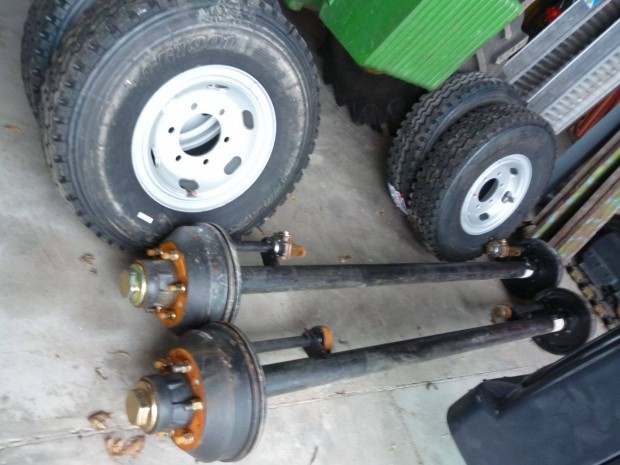 P�tkocsi kerekek 8.25 R16