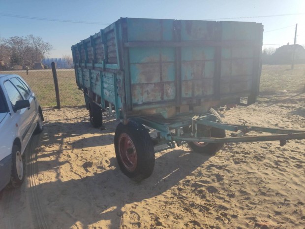 Pótkocsi traktor után, takarmány kiosztó