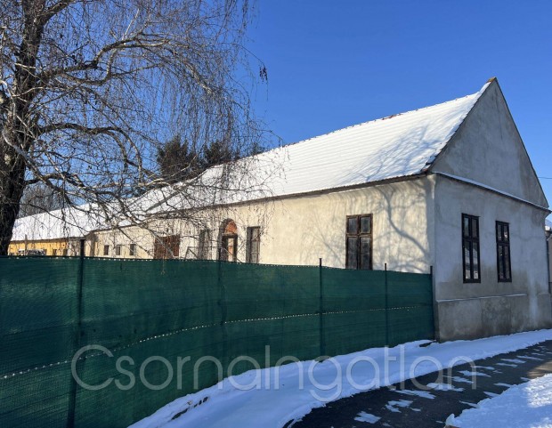 Potyond - lak�h�z nagy telken, gazdas�gi �p�letekkel elad�