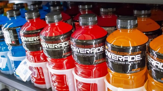 Powerade Mountain Blast szénsavmentes, vegyesgyümölcs-ízű izotóniás