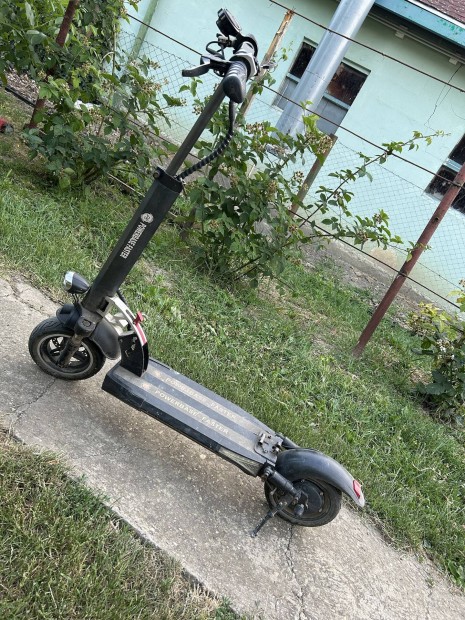 Powerbase Faster elektromos roller