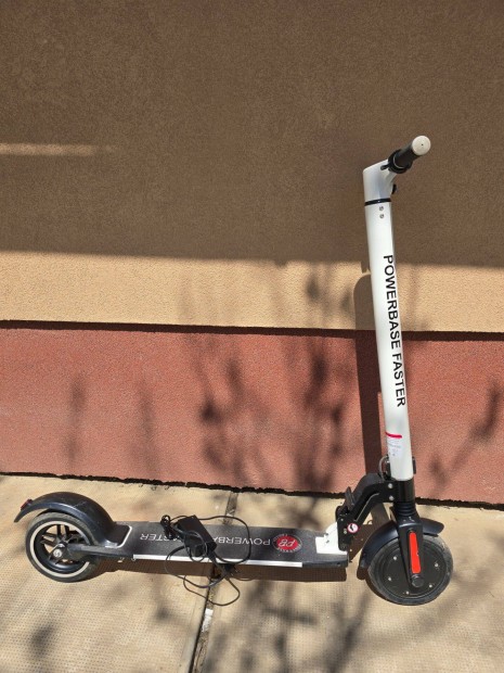 Powerbase faster elektromos roller 36V 14 Ah max 25km/h Bluetooth