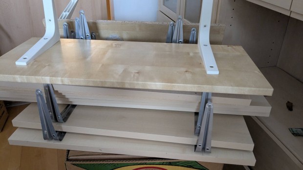 Praktikeres laminált polcok 10 db, konzollal együtt