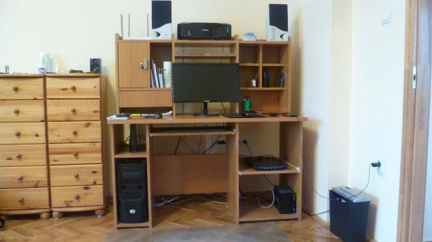 Praktikus PC asztal