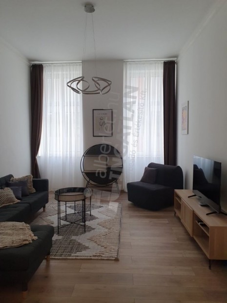 Pr�ter utc�ban �jszer� k�t h�l�s lak�s