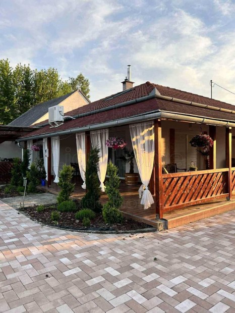 Pr�mium csal�di h�z elad� Sorm�son