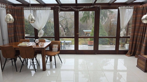 Pr�mium lak�s a Hidegk�ti �t k�zel�ben