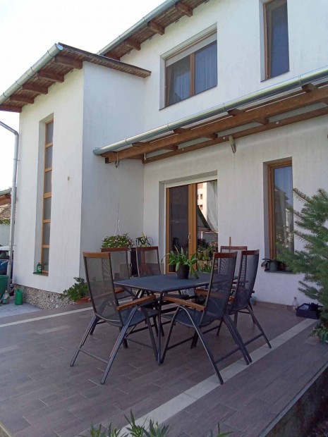 Pr�mium min�s�g� csal�di h�z elad�