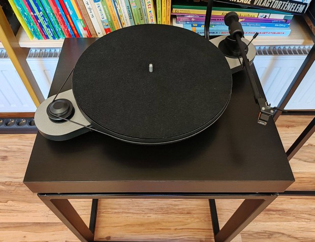 Pro-Ject Elemental lemezjtsz, AT120E hangszedvel