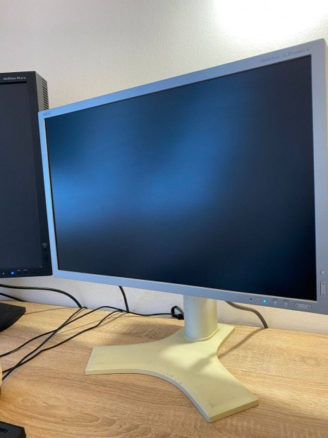 Profi grafikusoknak: NEC Multisync 24" Color-Critical Desktop Monitor