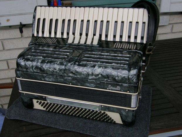 Profi olasz Serenelli 120 b. harmonika tangóharmonika accordion