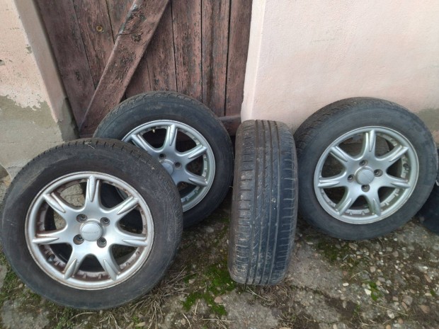 Proton Satria aut�gumi alufelnivel