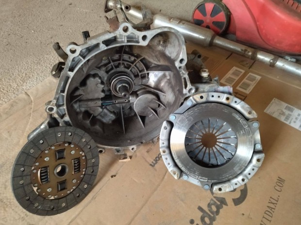 Proton Satria sebess�gv�lt� kuplunggal