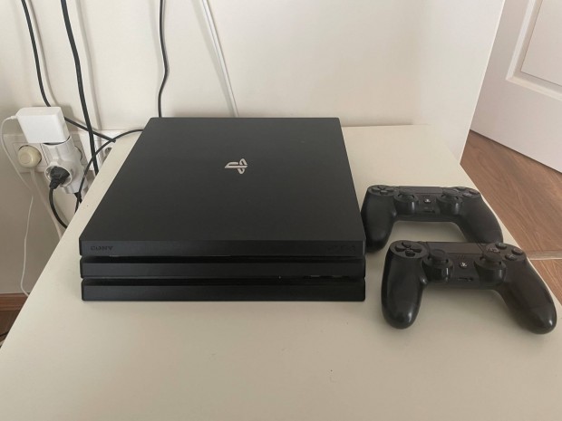 Ps4 Pro 1 TB + 2 kontroller + Minden tartozk + Fali modul