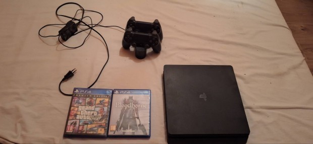 Ps4 slim 2 jtkkal 2 controllerel