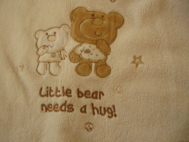 Puha Brendon baba takar 75x100, Little bear needs a hug, jszer