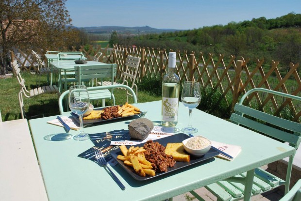 Pultos-felszolg�l�t hat�rozatlan id�re felvesz�nk