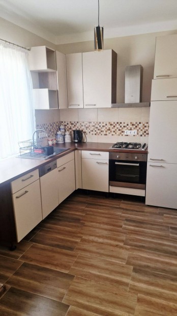 Pusk�s Ferenc stadion k�zel�ben, Fel�j�tott, 2 k�l�n szob�s, �tkez�s,