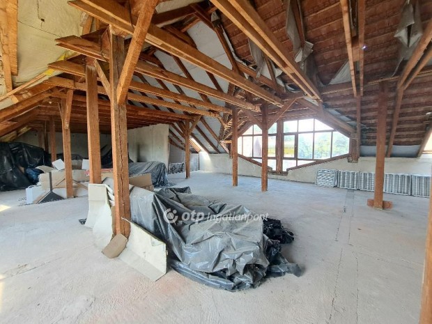 P�sp�klad�nyi 336 nm-es lak�s elad�