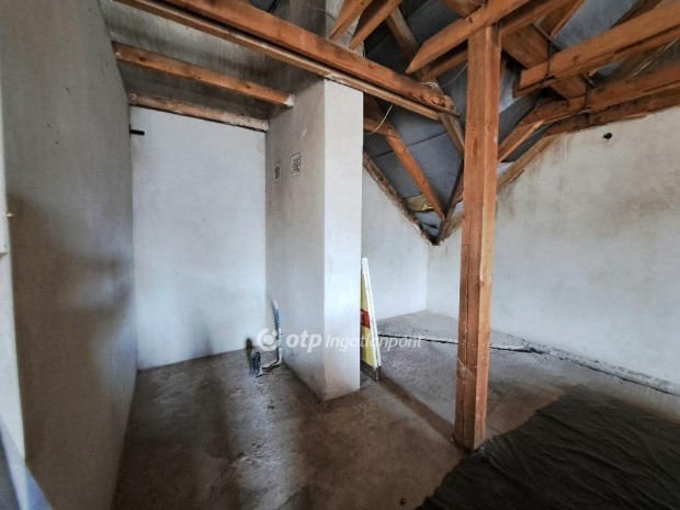 P�sp�klad�nyi elad� 336 nm-es lak�s