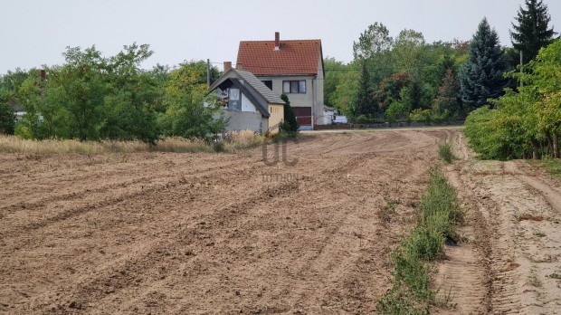 Pusztahencsn belterleti telek elad